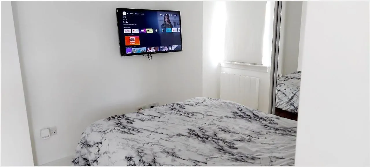 Lovely One Bedroom Apartment In Ilford Town 0*,  Reino Unido